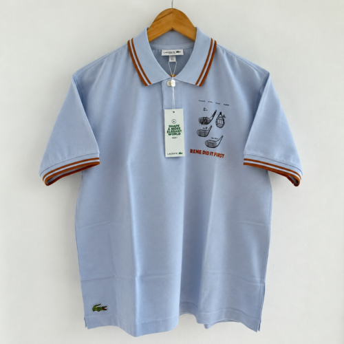 polo lacoste bleu avec étiquette graphique