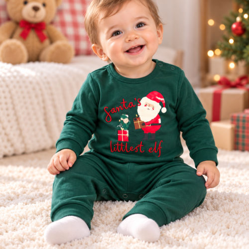 bébé souriant dans un décor de noël bébé souriant dans un décor de noël