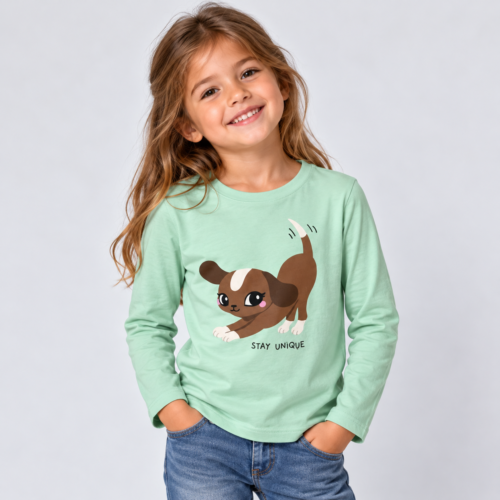 fillette souriante en t shirt menthe unique fillette souriante en t shirt menthe unique