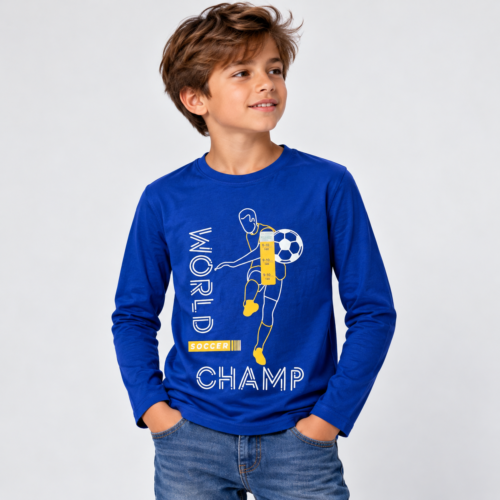 portrait studio d’un jeune footballeur souriant