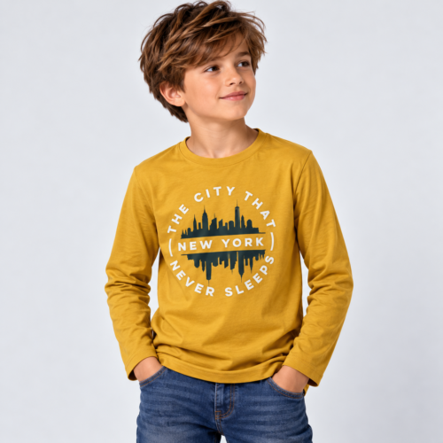portrait studio d’un jeune garçon en jaune moutarde