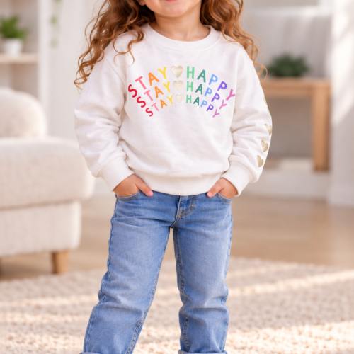 petite fille souriante en tenue colorée